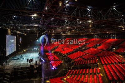 Façade vitrée avec le nom ’Le Zénith’ écrit en grandes lettres rouges sur une structure métallique.