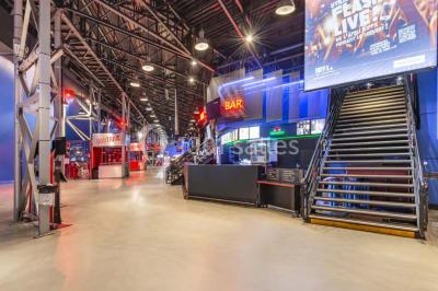 Façade vitrée avec le nom ’Le Zénith’ écrit en grandes lettres rouges sur une structure métallique.