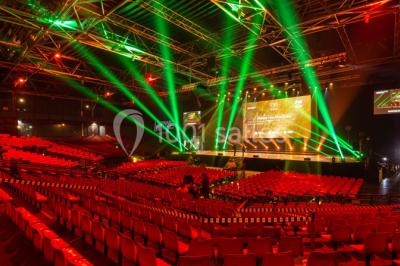 Façade vitrée avec le nom ’Le Zénith’ écrit en grandes lettres rouges sur une structure métallique.