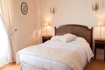 Assiette gastronomique avec légumes colorés, asperges, sauce crémeuse, tranche de viande et fleur comestible en décoration.