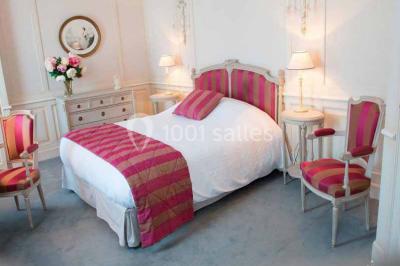 Assiette gastronomique avec légumes colorés, asperges, sauce crémeuse, tranche de viande et fleur comestible en décoration.