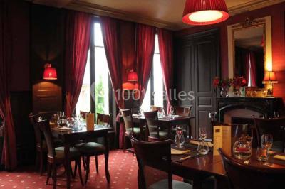 Assiette gastronomique avec légumes colorés, asperges, sauce crémeuse, tranche de viande et fleur comestible en décoration.