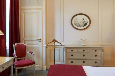 Assiette gastronomique avec légumes colorés, asperges, sauce crémeuse, tranche de viande et fleur comestible en décoration.