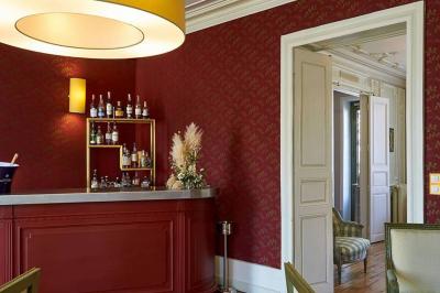 Assiette gastronomique avec légumes colorés, asperges, sauce crémeuse, tranche de viande et fleur comestible en décoration.