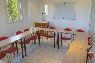 Bâtiment beige à trois étages entouré de végétation, avec un panneau indiquant un centre médical à l'entrée.