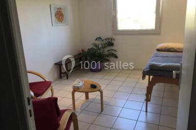 Bâtiment beige à trois étages entouré de végétation, avec un panneau indiquant un centre médical à l'entrée.