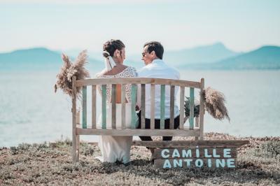 Des personnes dansent en couple sur une piste éclairée par des lumières colorées, tandis que d'autres sont assises autour.