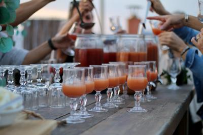 Des personnes dansent en couple sur une piste éclairée par des lumières colorées, tandis que d'autres sont assises autour.