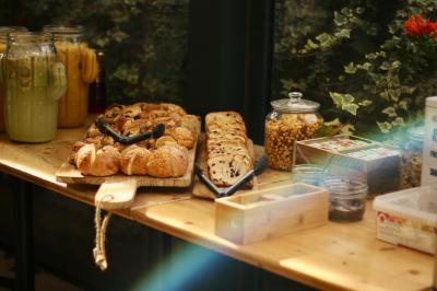 Des personnes dansent en couple sur une piste éclairée par des lumières colorées, tandis que d'autres sont assises autour.