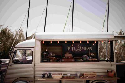 Des personnes dansent en couple sur une piste éclairée par des lumières colorées, tandis que d'autres sont assises autour.