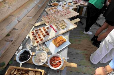 Des personnes dansent en couple sur une piste éclairée par des lumières colorées, tandis que d'autres sont assises autour.
