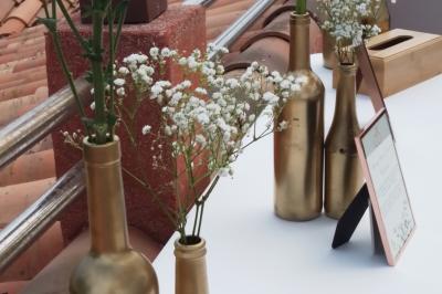 Des personnes dansent en couple sur une piste éclairée par des lumières colorées, tandis que d'autres sont assises autour.