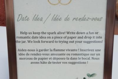 Des personnes dansent en couple sur une piste éclairée par des lumières colorées, tandis que d'autres sont assises autour.
