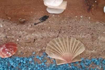 Des personnes dansent en couple sur une piste éclairée par des lumières colorées, tandis que d'autres sont assises autour.