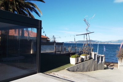 Des personnes dansent en couple sur une piste éclairée par des lumières colorées, tandis que d'autres sont assises autour.