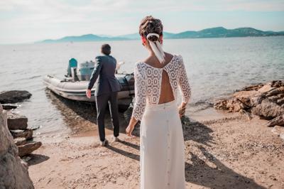 Des personnes dansent en couple sur une piste éclairée par des lumières colorées, tandis que d'autres sont assises autour.