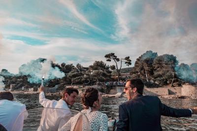 Des personnes dansent en couple sur une piste éclairée par des lumières colorées, tandis que d'autres sont assises autour.