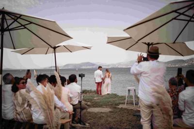 Des personnes dansent en couple sur une piste éclairée par des lumières colorées, tandis que d'autres sont assises autour.