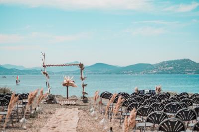 Des personnes dansent en couple sur une piste éclairée par des lumières colorées, tandis que d'autres sont assises autour.