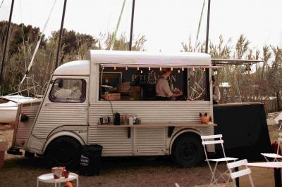 Des personnes dansent en couple sur une piste éclairée par des lumières colorées, tandis que d'autres sont assises autour.
