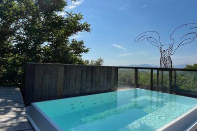 Des personnes dansent en couple sur une piste éclairée par des lumières colorées, tandis que d'autres sont assises autour.