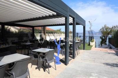 Des personnes dansent en couple sur une piste éclairée par des lumières colorées, tandis que d'autres sont assises autour.