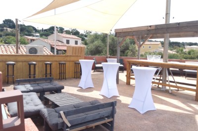 Des personnes dansent en couple sur une piste éclairée par des lumières colorées, tandis que d'autres sont assises autour.