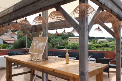 Des personnes dansent en couple sur une piste éclairée par des lumières colorées, tandis que d'autres sont assises autour.