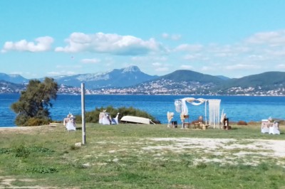Des personnes dansent en couple sur une piste éclairée par des lumières colorées, tandis que d'autres sont assises autour.