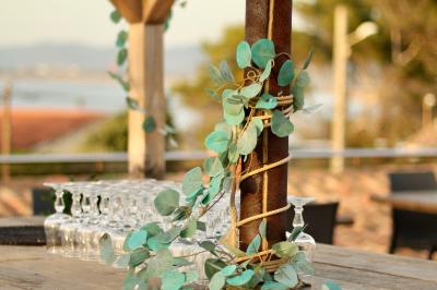 Des personnes dansent en couple sur une piste éclairée par des lumières colorées, tandis que d'autres sont assises autour.