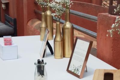 Des personnes dansent en couple sur une piste éclairée par des lumières colorées, tandis que d'autres sont assises autour.