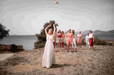 Des personnes dansent en couple sur une piste éclairée par des lumières colorées, tandis que d'autres sont assises autour.