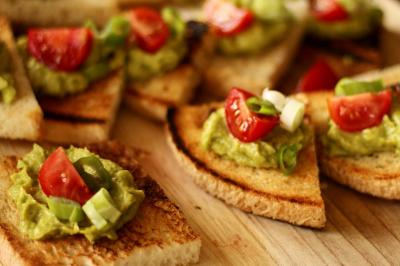 Un plongeur observe deux poissons nageant près d'un fond marin couvert d'algues et de végétation aquatique.