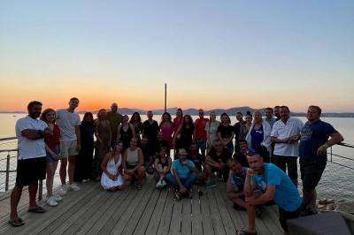 Un plongeur observe deux poissons nageant près d'un fond marin couvert d'algues et de végétation aquatique.