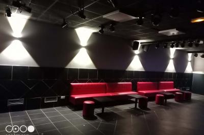 Un plongeur observe deux poissons nageant près d'un fond marin couvert d'algues et de végétation aquatique.