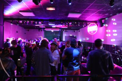 Un plongeur observe deux poissons nageant près d'un fond marin couvert d'algues et de végétation aquatique.