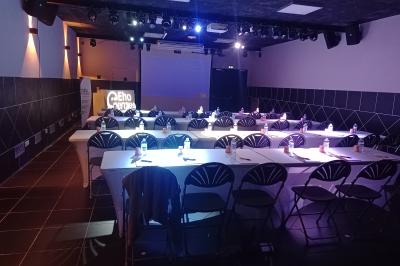 Un plongeur observe deux poissons nageant près d'un fond marin couvert d'algues et de végétation aquatique.