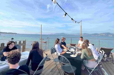Un plongeur observe deux poissons nageant près d'un fond marin couvert d'algues et de végétation aquatique.