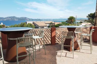 Un plongeur observe deux poissons nageant près d'un fond marin couvert d'algues et de végétation aquatique.