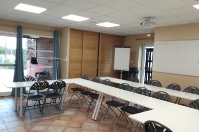 Un plongeur observe deux poissons nageant près d'un fond marin couvert d'algues et de végétation aquatique.