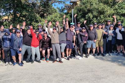 Un plongeur observe deux poissons nageant près d'un fond marin couvert d'algues et de végétation aquatique.