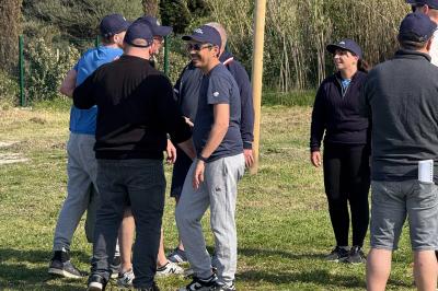 Un plongeur observe deux poissons nageant près d'un fond marin couvert d'algues et de végétation aquatique.
