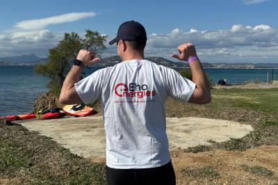 Un plongeur observe deux poissons nageant près d'un fond marin couvert d'algues et de végétation aquatique.