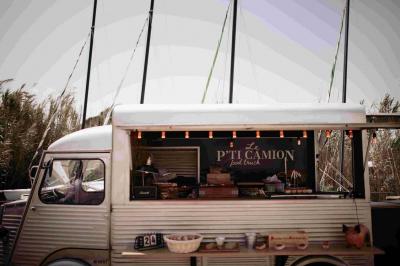 Un plongeur observe deux poissons nageant près d'un fond marin couvert d'algues et de végétation aquatique.