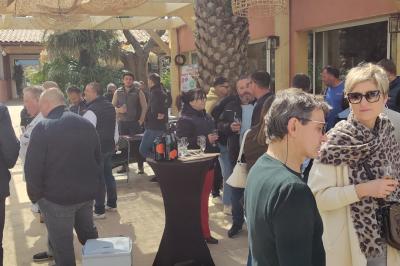 Un plongeur observe deux poissons nageant près d'un fond marin couvert d'algues et de végétation aquatique.