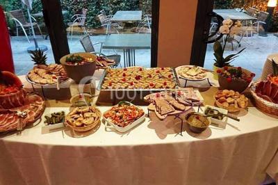 Moto miniature sculptée en chocolat, posée sur un socle rond, dans un environnement de cuisine professionnelle.