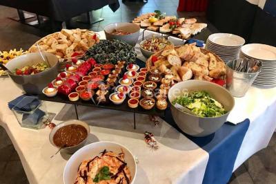 Moto miniature sculptée en chocolat, posée sur un socle rond, dans un environnement de cuisine professionnelle.