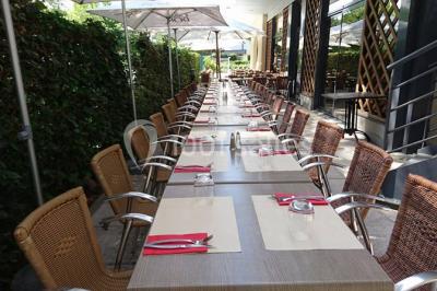 Moto miniature sculptée en chocolat, posée sur un socle rond, dans un environnement de cuisine professionnelle.