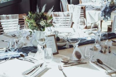 Salle de bain moderne avec meuble en bois clair, lavabo, miroir et douche vitrée équipée d'une pomme de douche.