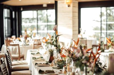 Salle de bain moderne avec meuble en bois clair, lavabo, miroir et douche vitrée équipée d'une pomme de douche.